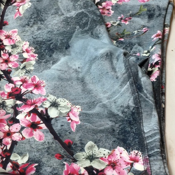 Japanese Blossom Yoga Pants NWOT Running Athletic - Picture 2 of 5